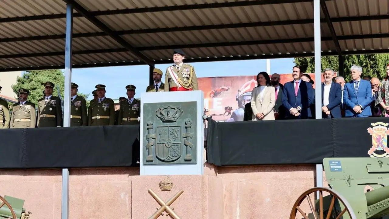 El general de división, representante institucional del Ejercito de Tierra en Castilla y León y jefe de la División San Marcial, Mariano Arrazola Martínez, preside el acto de celebración de la festividad de Nuestra Señora del Rosario, patrona de la Unidad Militar de Emergencias