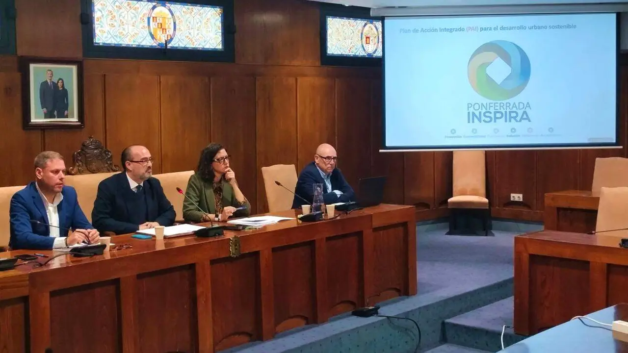 El alcalde de Ponferrada, MArco Morala, junto a varios concejales, este martes en la presentación de 'Ponferrada Inspira'.