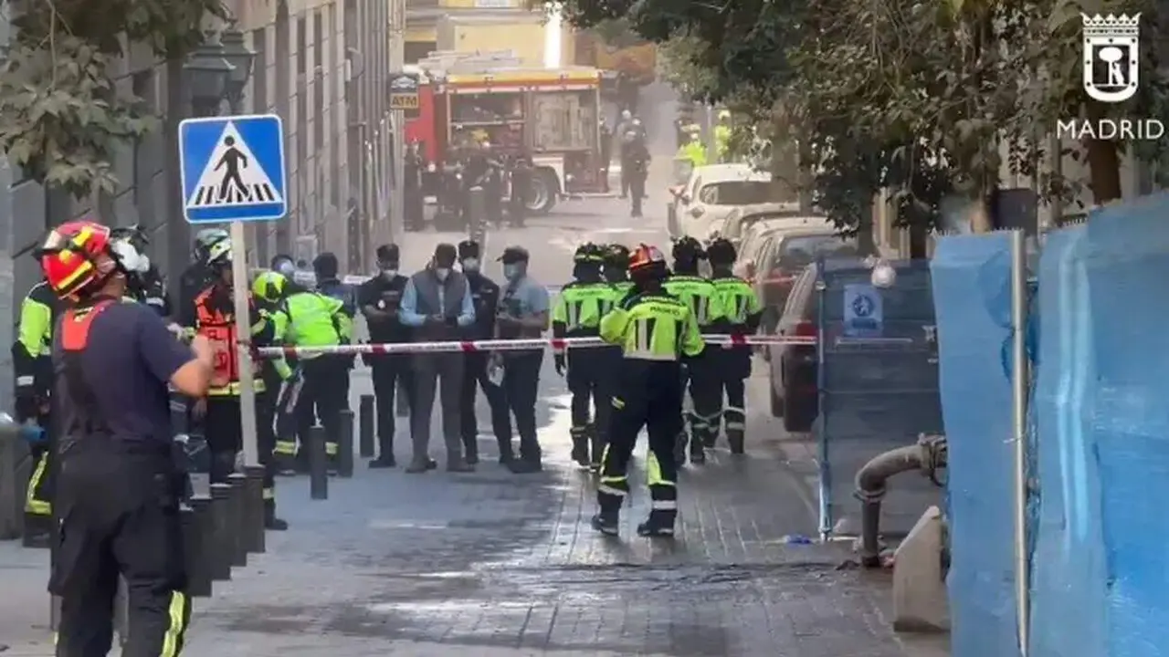 Efectivos de Emergencias en las inmediaciones dónde se ha derrumbado un edificio en obras en la zona de Ópera de Madrid.