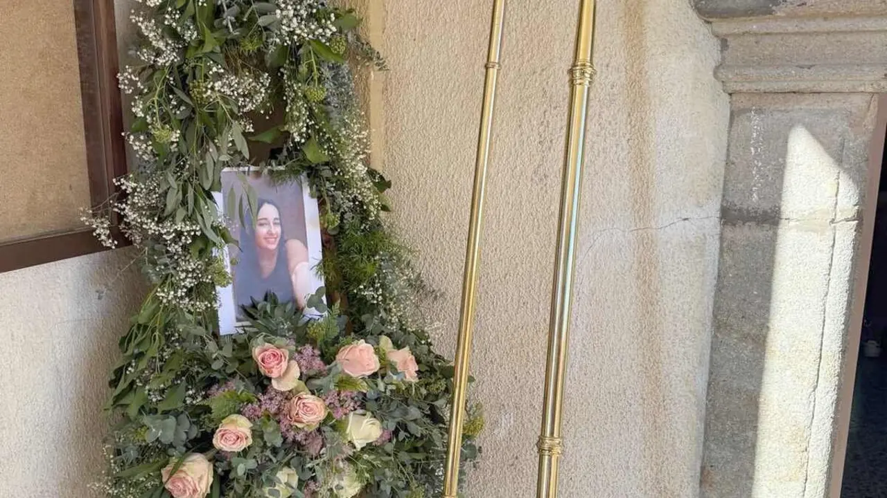 Alcoba de la Ribera, una pequeña localidad leonesa perteneciente al municipio de Cimanes del Tejar, se vistió este martes de luto para despedir a Saray Arias Fernández; en la imagen, una imagen del homenaje póstumo a la joven.