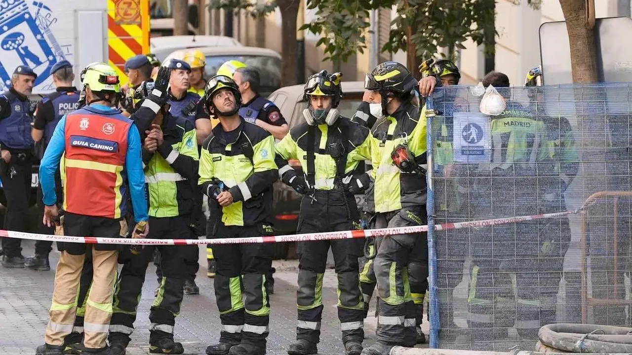 Bomberos en la zona en la que ha tenido lugar el siniestro.