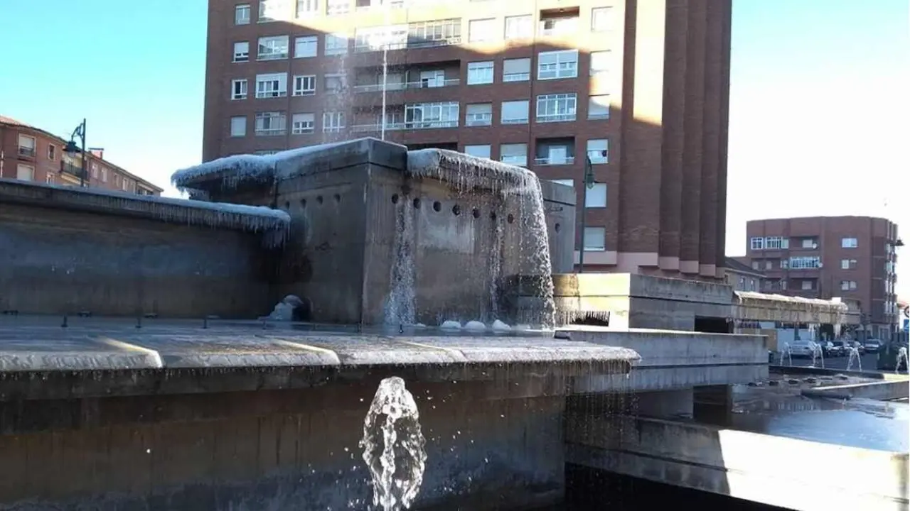 Imagen de la fuente de hormigón armado que ahora llega a su punto y final. Una gran escultura ocupará su lugar.