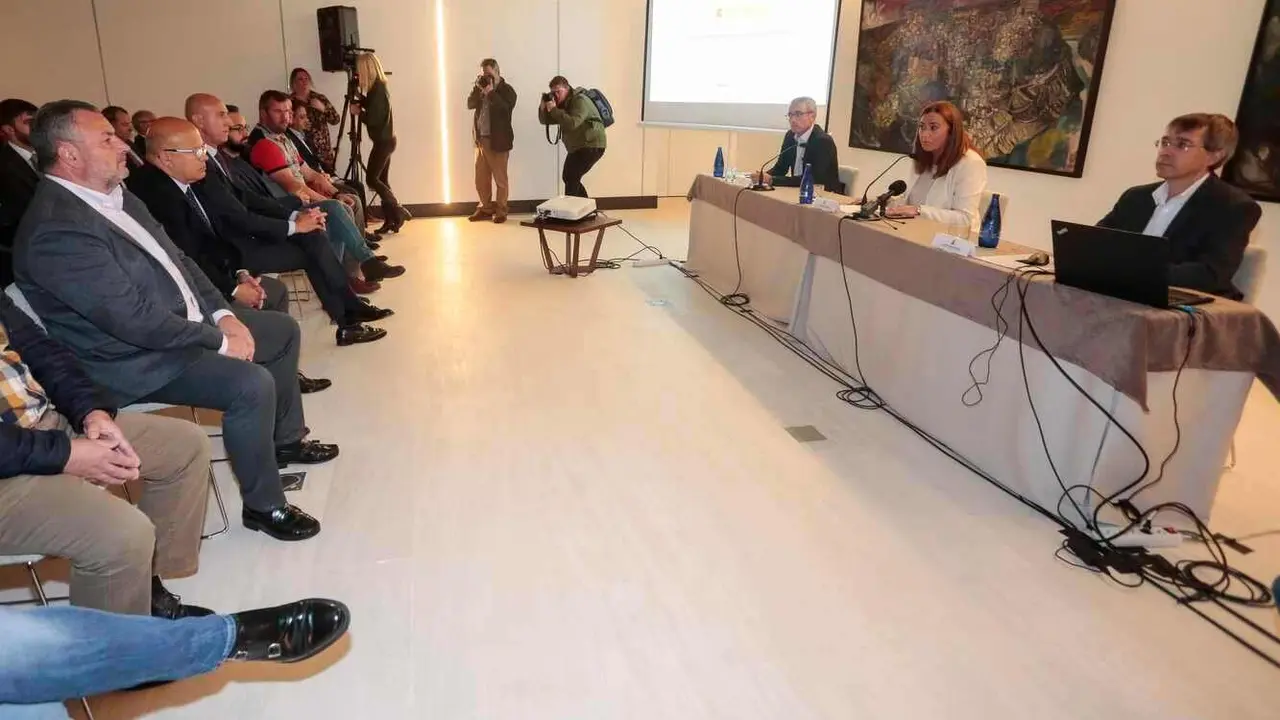 La delegada del Gobierno en Castilla y León, Virginia Barcones, acompañada del director general del Sociedad Estatal del Suelo, Fidel Vázquez Alarcón (I) y del director de Producción de SEPES, Javier González (D), preside el acto de presentación del proyecto de la Plataforma Intermodal de Torneros. Era octubre de 2022. Foto: Campillo