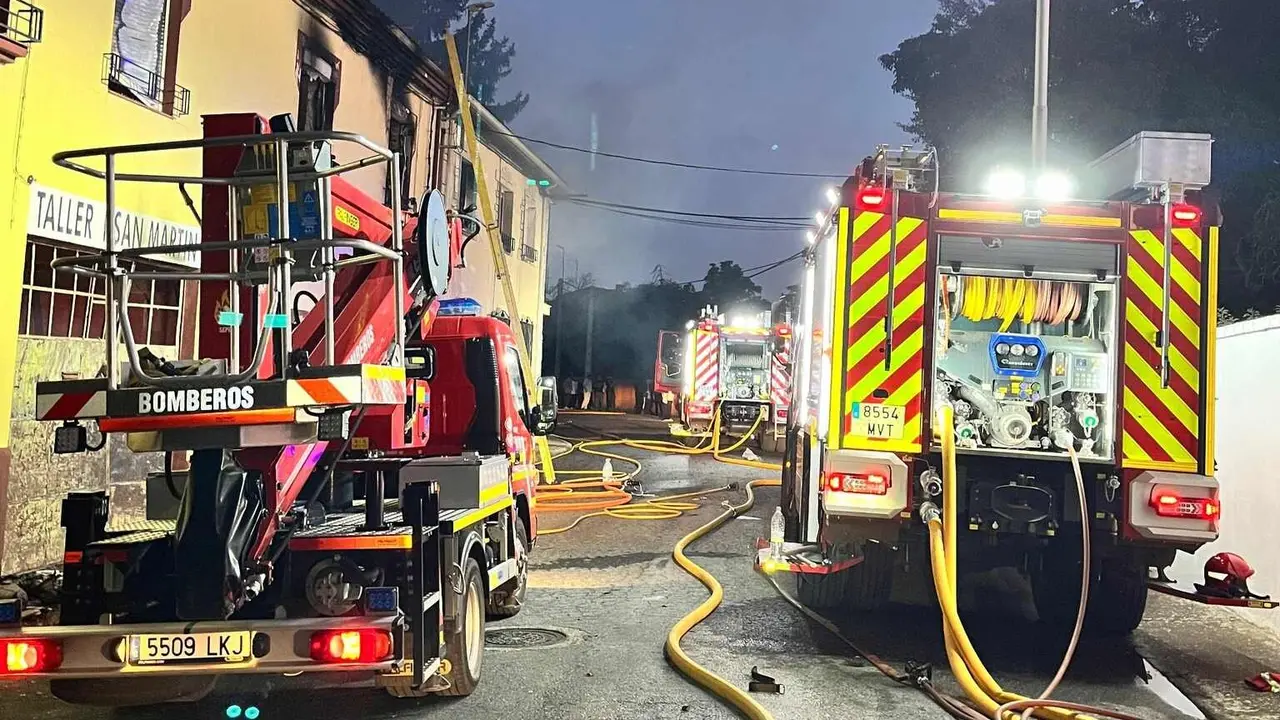 Los Bomberos de Sepeis han actuado en la tarde de este martes en la extinción de un incendio declarado en Saludes de Castroponce, en el término municipal de Palazuelo del Páramo, donde se han visto afectados un taller y dos casas, lo que ha requerido la intervención de dotaciones de los parques de Celada y Valencia de Don Juan. Fotos: Diputación de León
