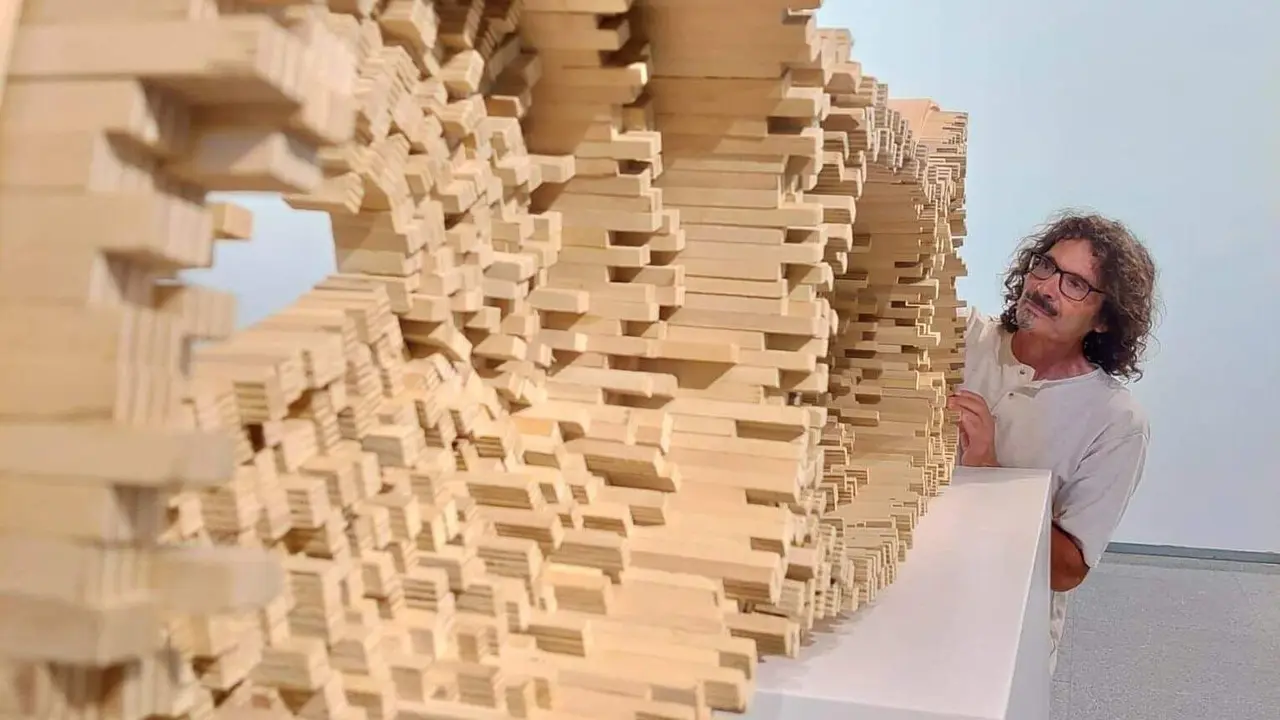 José Antonio Santocildes, junto a una de sus obras.