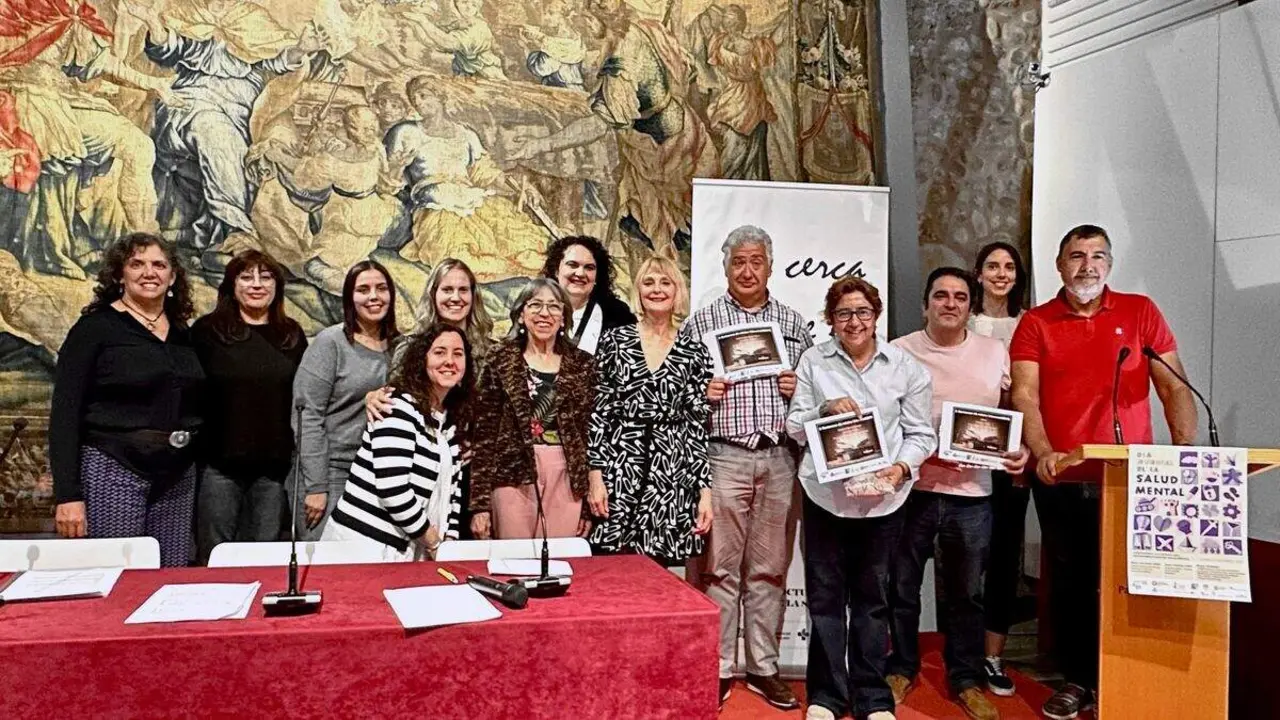 Foto de familia de los premiados junto con organizadores y miembros del jurado.