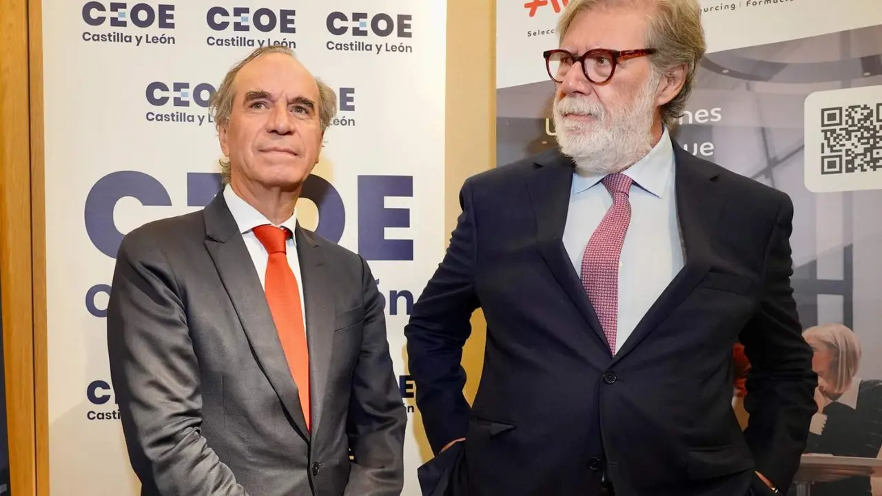 El presidente de la Conferencia Española de Organizaciones Empresariales de Castilla y León, Santiago Aparicio, el presidente de la Comisión de Relaciones Laborales de la Confederación y presidente de Federación Leonesa de Empresarios, Juan María Vallejo, y el secretario general de Adecco Group, Santiago Soler, inauguran la jornada ‘Absentismo: un reto empresarial’. Foto: Campillo