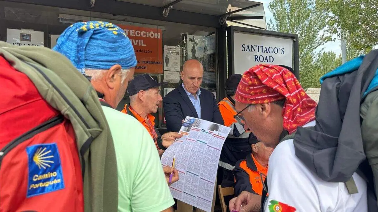 El alcalde de León, José Antonio Diez, visita el Punto de Atención al Peregrino en Puente Castro