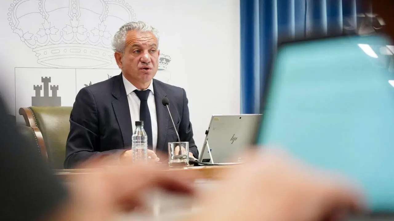El delegado del Gobierno en Castilla y León, Nicanor Sen, presenta las inversiones del Gobierno de España en modernización de regadíos en la Comunidad.