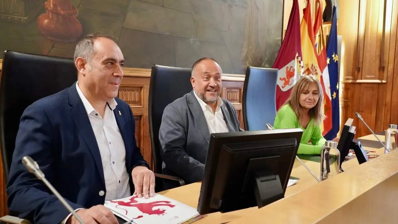 El presidente de la Diputación, Gerardo Álvarez Courel, y los vicepresidentes Valentín Martínez y Ana Arias reciben a los ayuntamientos que van a adherirse al convenio para el desarrollo de la Inteligencia Artificial en las administraciones