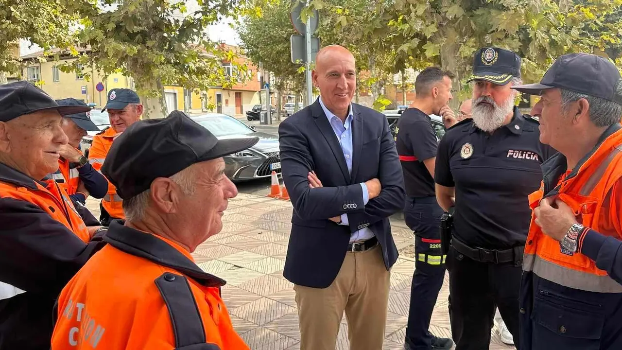 El alcalde de León, José Antonio Diez, durante la visita al punto de atención al peregrino.