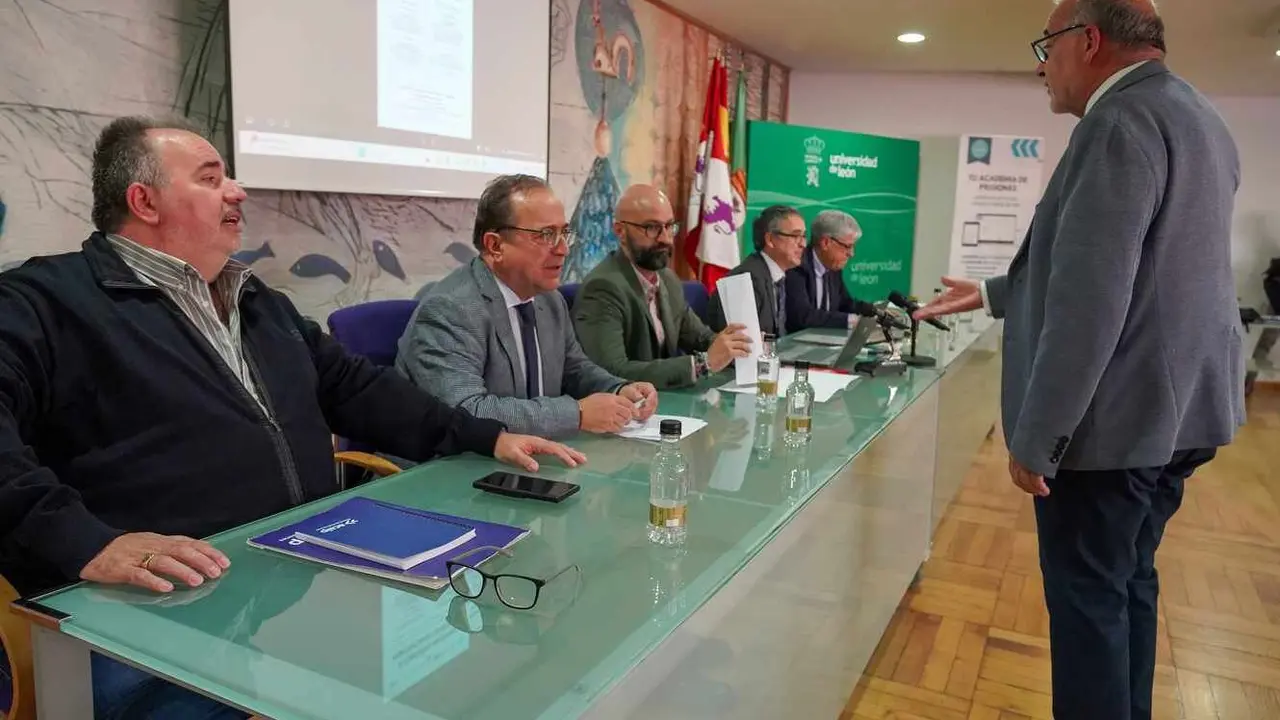 El presidente nacional de la Agrupación de los Cuerpos de la Administración de Instituciones Penitenciarias, José Ramón López Santamaría, inaugura el X Congreso Legionense Penitenciario, organizado por Acaip en colaboración con la Universidad de León