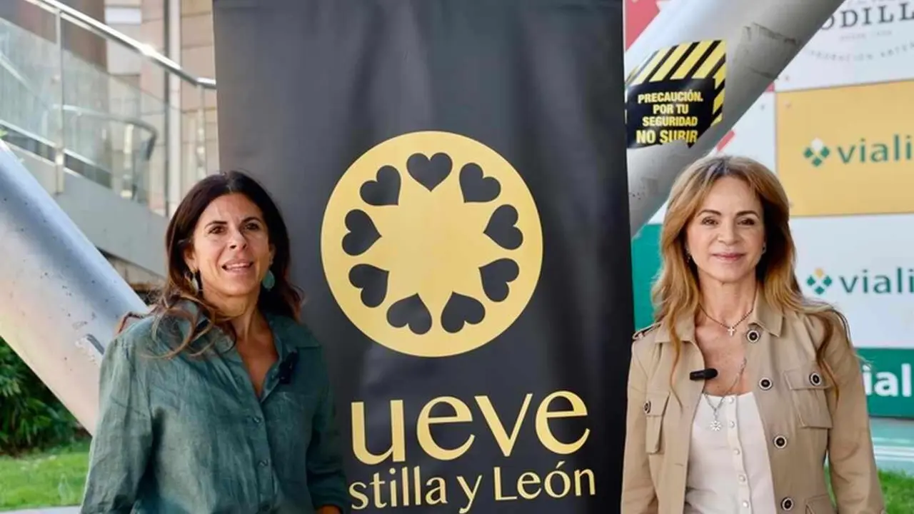 Silvia Clemente (derecha), durante la presentación de Nueve Castilla y León.