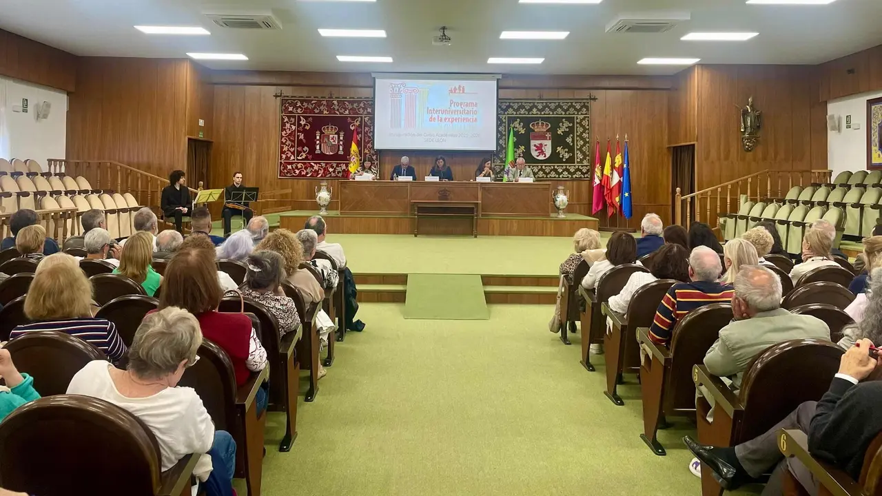 León abre el curso del Programa de la Experiencia con más de mil alumnos mayores. El programa educativo para mayores de 55 años bate récords en León, Ponferrada y Astorga, y crece también en su formato online.