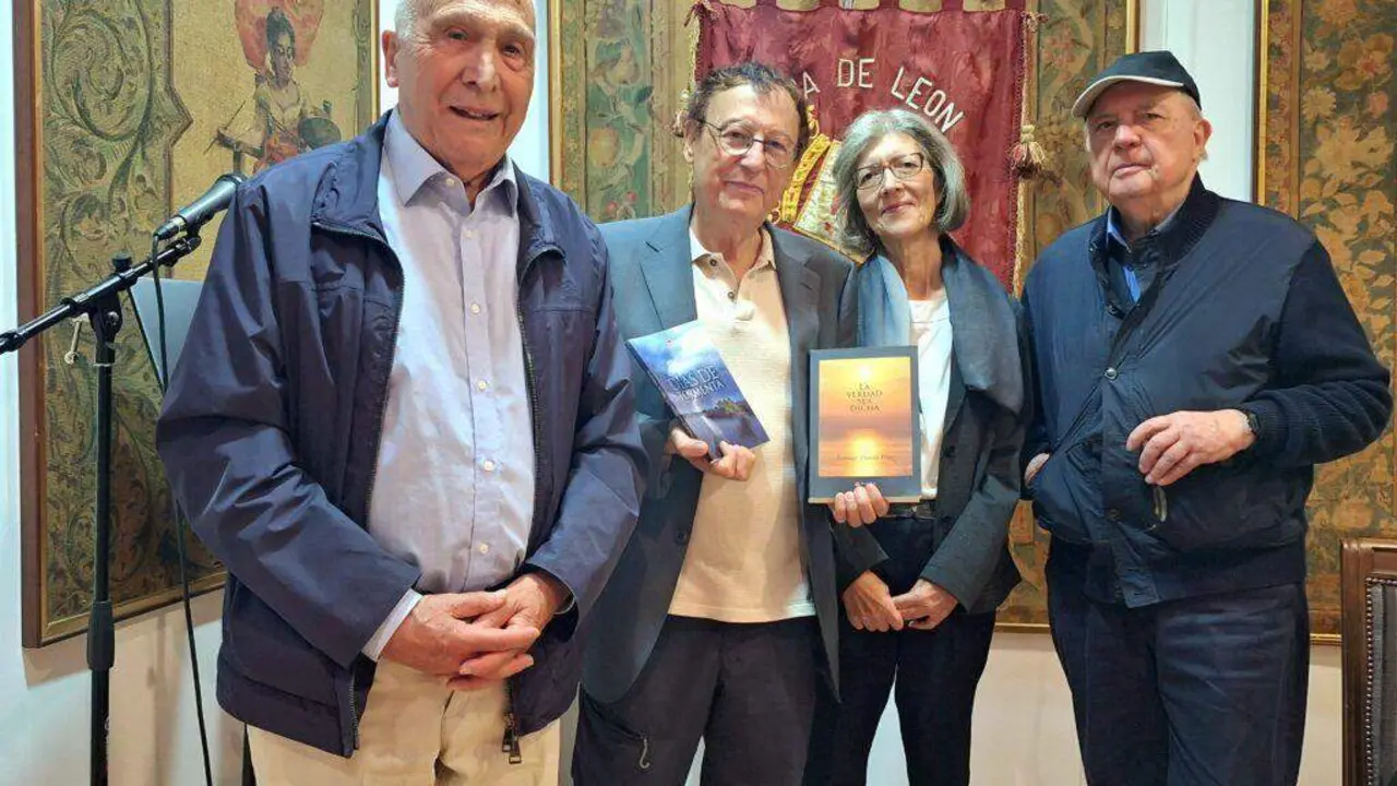 Presentación de los libros, Días de tormenta (novela) y La verdad sea dicha (artículos), por parte de su autor, el profesor y escritor Santiago Trancón, en la Casa de León en Madrid.