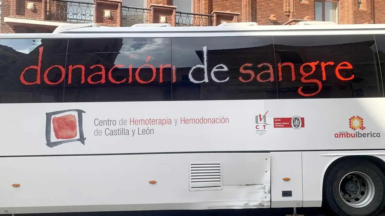 Imagen del autobús de Donantes de Sangre en el centro de León.