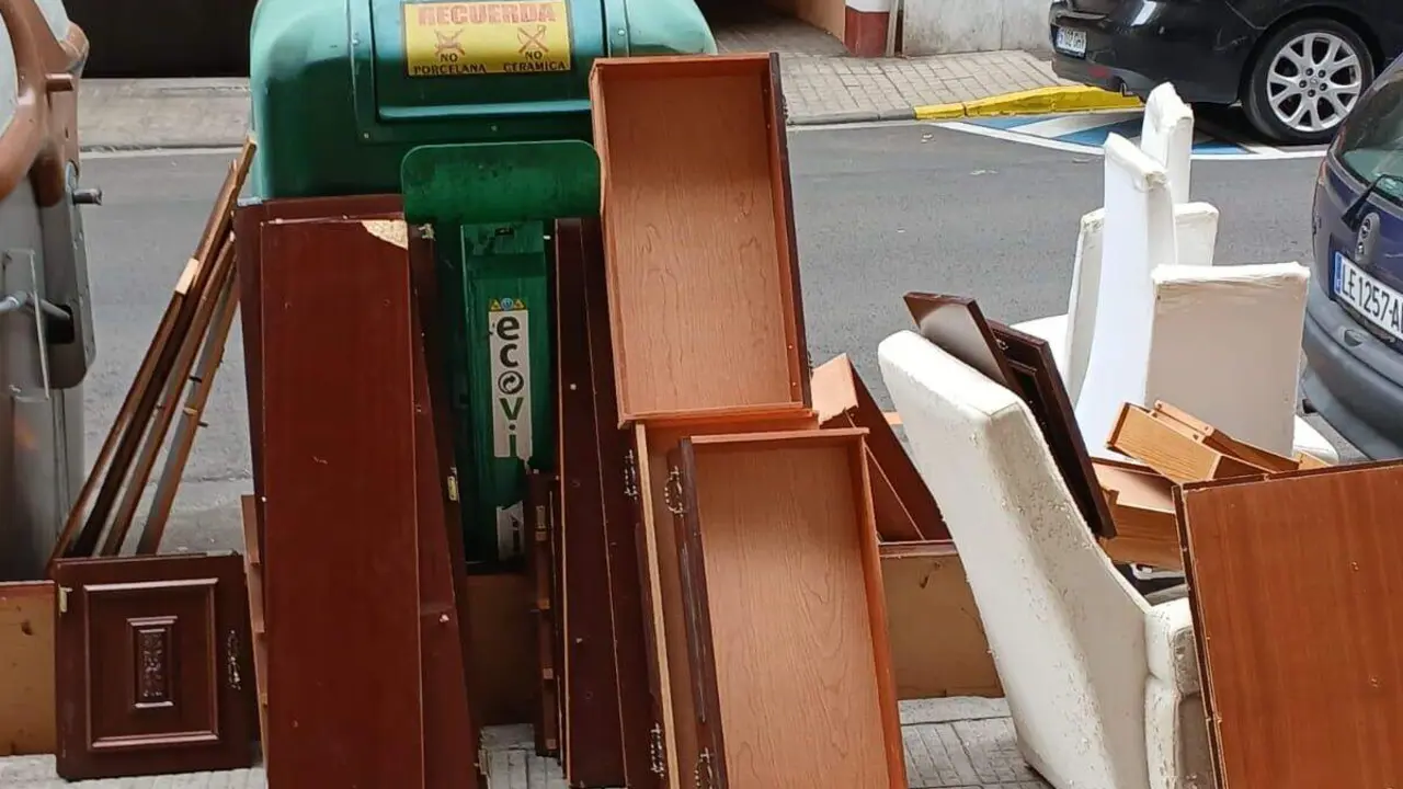 Residuos voluminosos en una calle de Ponferrada.