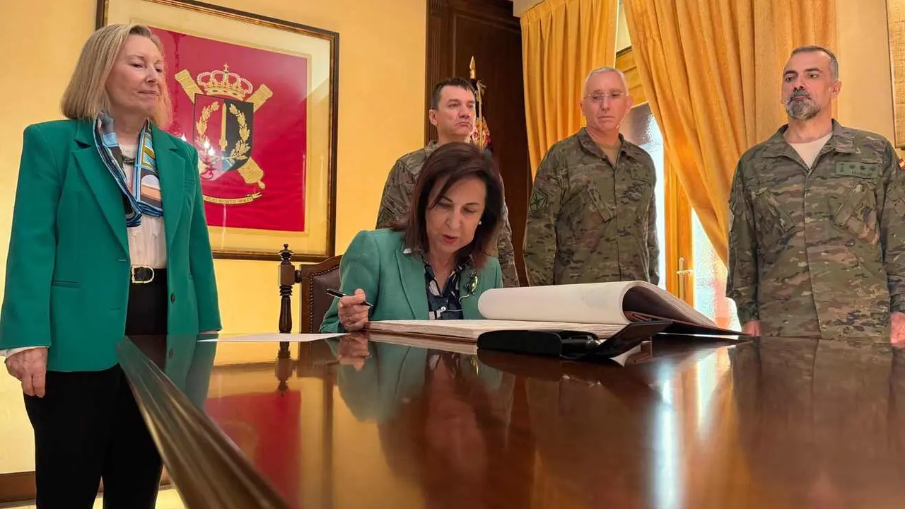 La ministra de Defensa, Margarita Robles, visita el Regimiento de Artillería Lanzacohetes de Campaña (Ralca 63) del Ejército de Tierra, con sede en el Acuartelamiento Santocildes de Astorga.