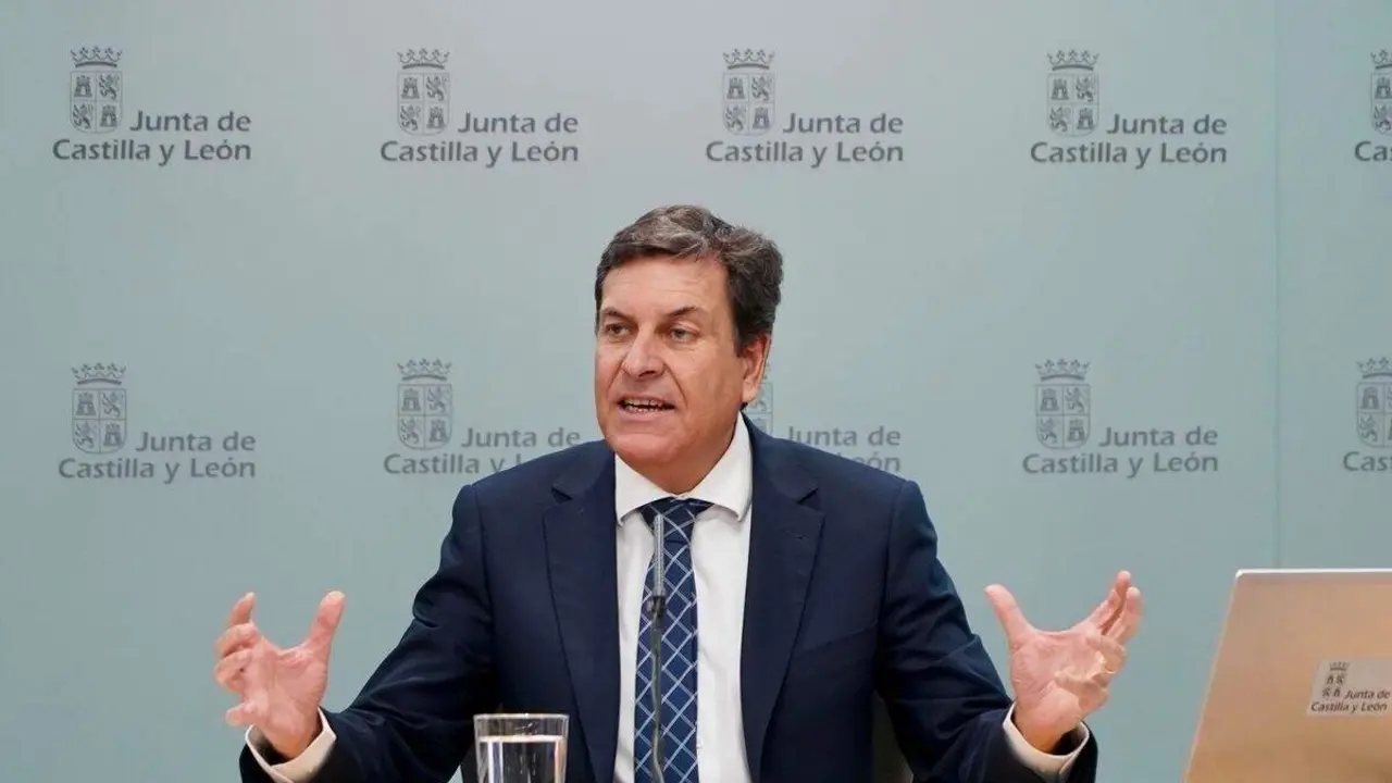 El consejero de Economía y Hacienda y portavoz, Carlos Fernández Carriedo, comparece en rueda de prensa posterior al Consejo de Gobierno.