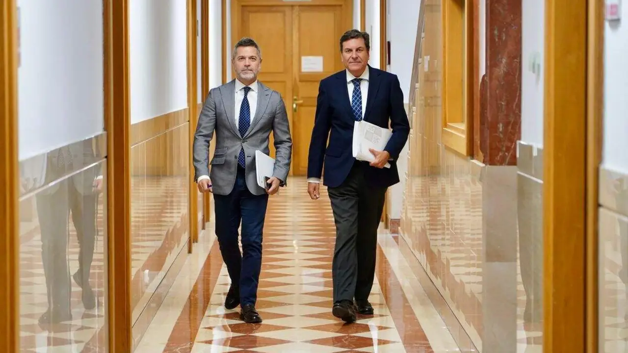 El consejero de Economía y Hacienda y portavoz, Carlos Fernández Carriedo, comparece en rueda de prensa posterior al Consejo de Gobierno.