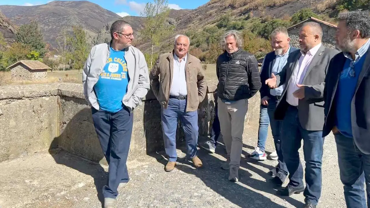 Un instante de la visita institucional a Riaño.
