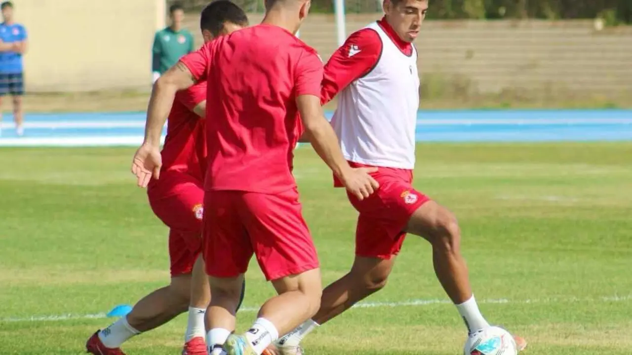 Thiago Ojeda, este jueves, durante el entrenamiento en el campo de la Universidad. Foto: CyDLeonesa