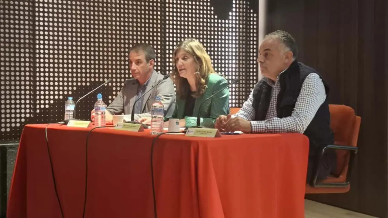 La Universidad de León reafirma su compromiso con la educación a lo largo de la vida al superar los 1.000 estudiantes en el Programa Interuniversitario de la Experiencia. La rectora, Nuria González, inaugura el curso 2025/26 del PIEX en Astorga y destaca el valor del aprendizaje intergeneracional y la lucha contra la soledad no deseada.