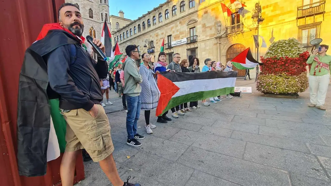 Decenas de personas se reunieron este jueves frente a Casa Botines convocadas por la plataforma ‘Llión col puebru palestín’ bajo el lema ‘Fin al comercio de armas y a las relaciones con Israel’.