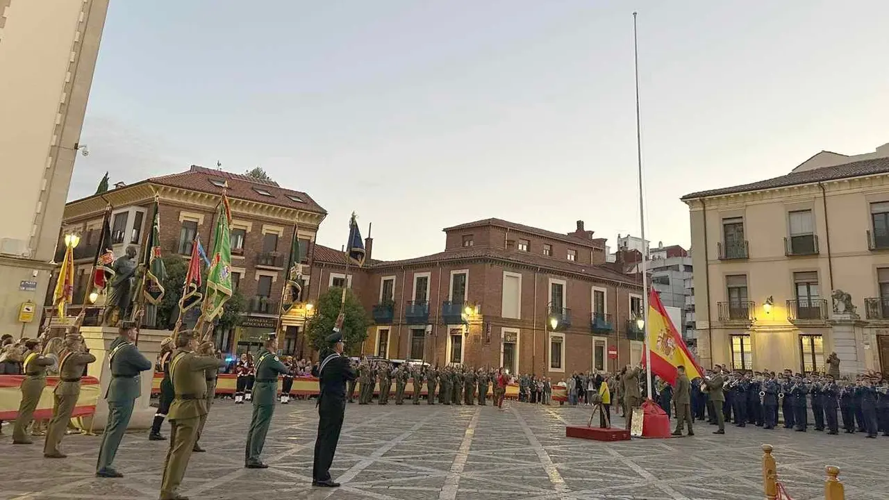 Con el Día de la Fiesta Nacional anunciado para el domingo, León cumplió este jueves con el "solemne homenaje de respeto y exaltación a la Bandera de España, enseña de la Patria y símbolo de su unidad y de la convivencia nacional". Fotos: AytoLeón
