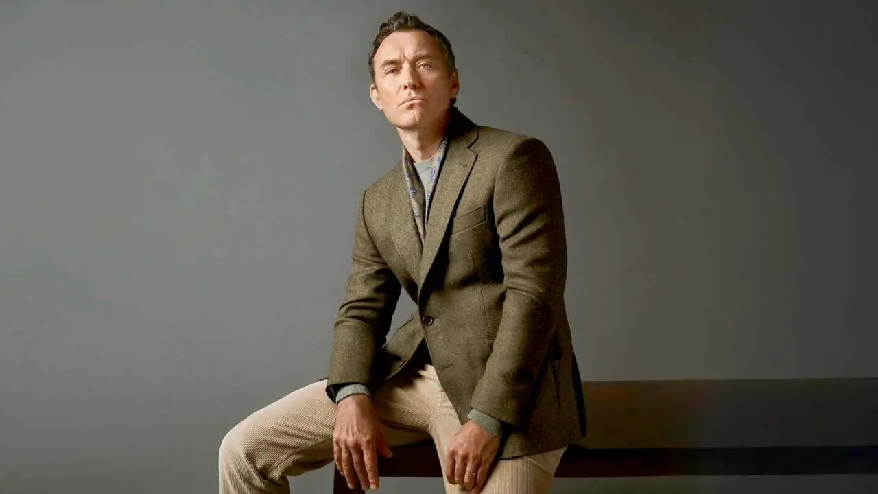 Jude Law, nuevo embajador de Emidio Tucci, redescubre el estilo británico desde la Ribera del Duero.
