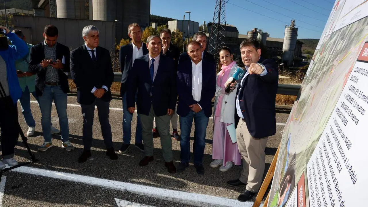 El consejero de Movilidad y Transformación Digital presenta las obras de mejora de la carretera CL-626. Foto: Campillo