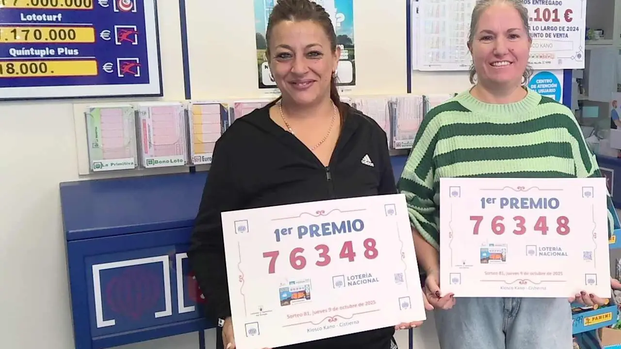 Las responsables del establecimiento, junto al número premiado.
