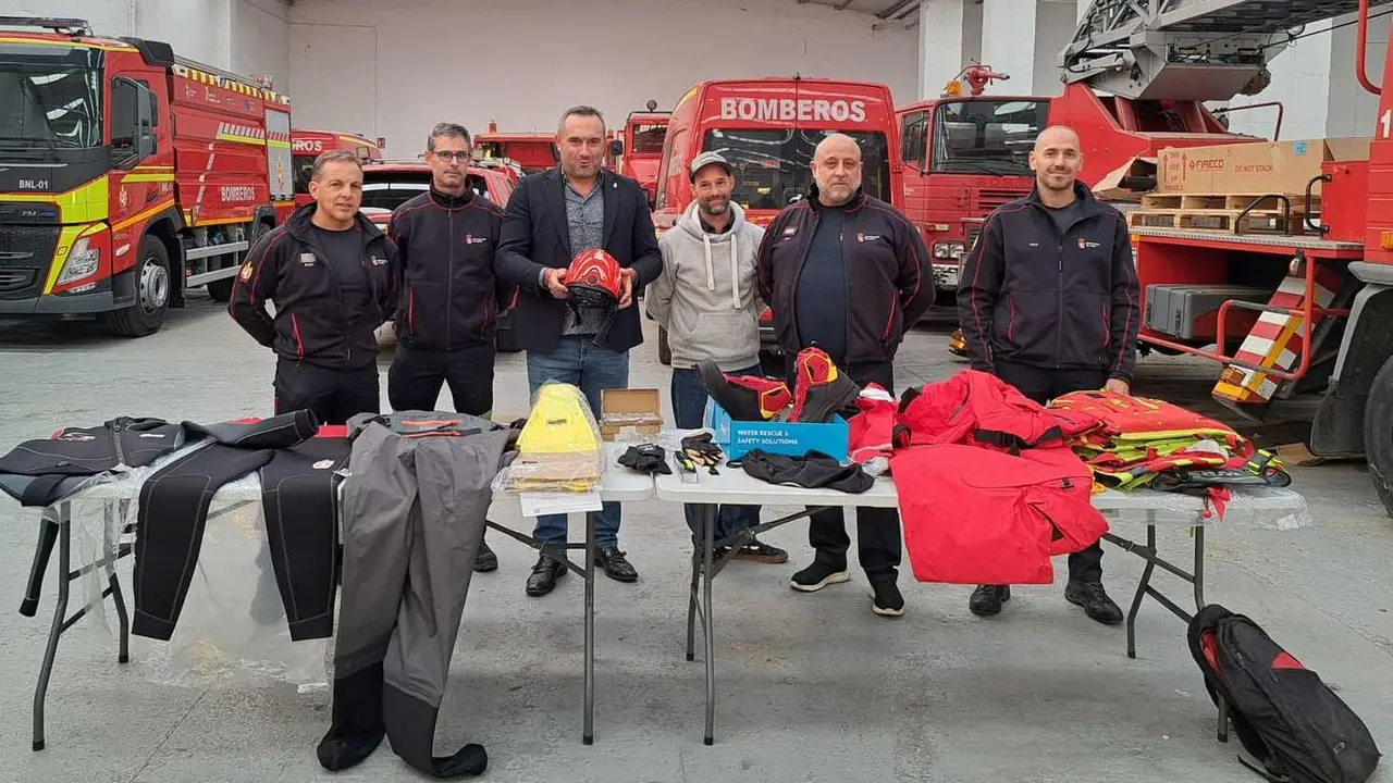 Imagen de la entrega de equipamiento acuático al Sepeis.