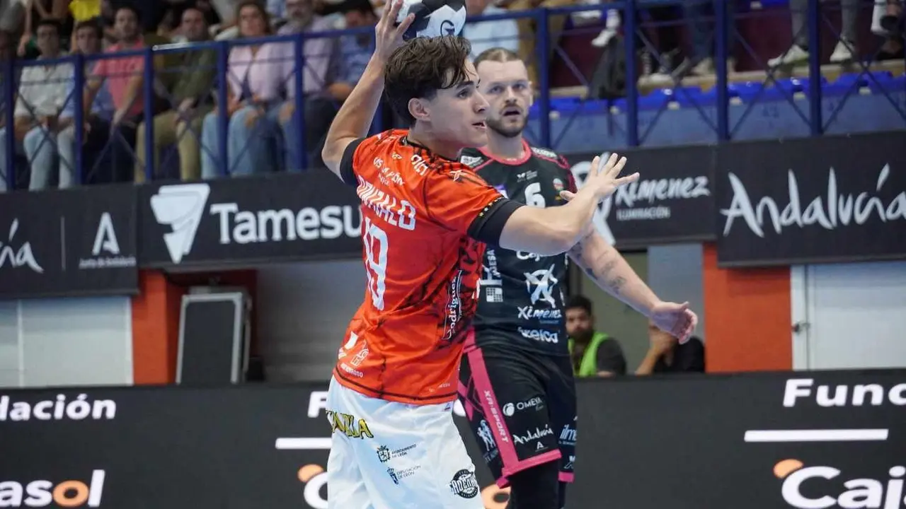 Rodrigo Pérez impulsa al Abanca Ademar a una brillante victoria en Puente Genil. El conjunto leonés supera con autoridad al equipo cordobés (26-33) tras un inicio titubeante y con un Rodrigo Pérez estelar que lideró la remontada con carácter y eficacia.