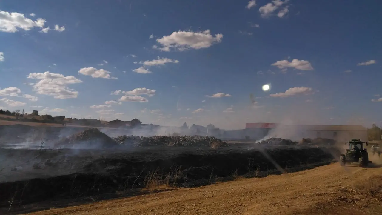 El fuego arrasó con buena parte del pasto almacenado en la nave agrícola de Taranilla. Foto: Sepeis