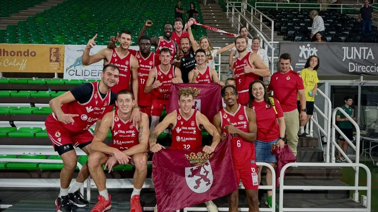 El equipo leonés celebró por todo lo alto su victoria en Cáceres. Foto: CyDL