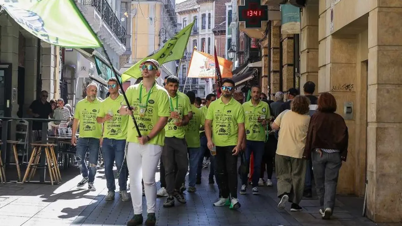 Las peñas inundaron León durante toda la jornada.