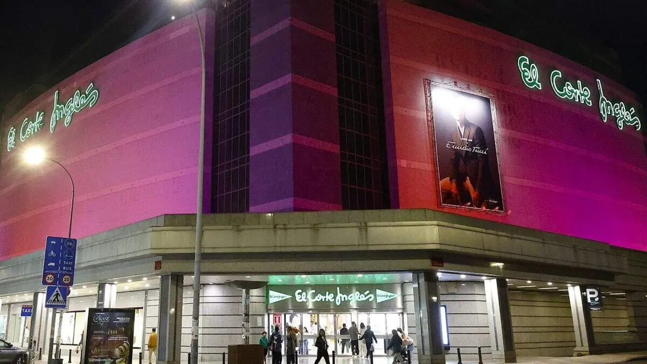 Fachada de El Corte Inglés de León iluminada de rosa contra el cáncer de mama.