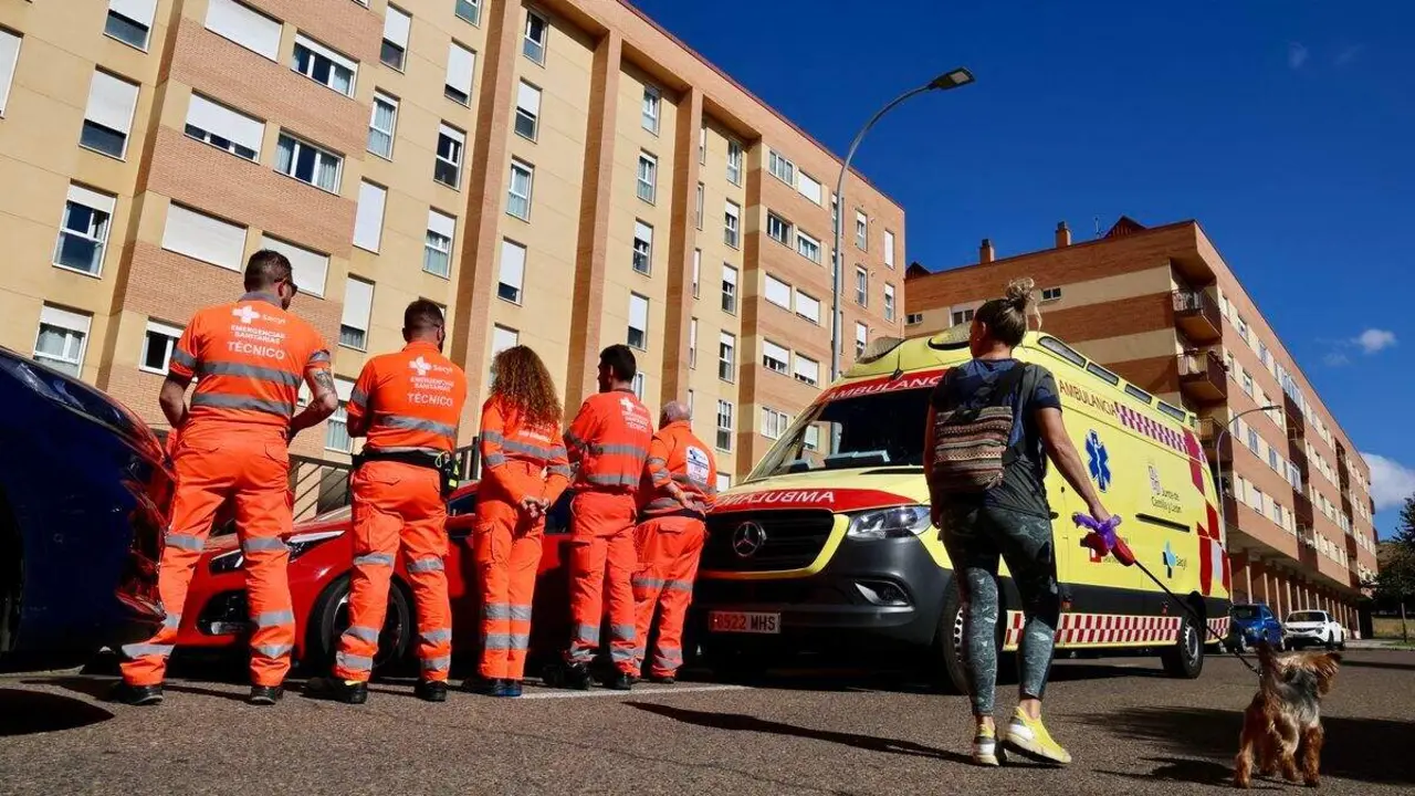Un atrincherado en el barrio de Eras de Renueva amenaza con suicidarse desde lo alto del edificio. Foto: Campillo