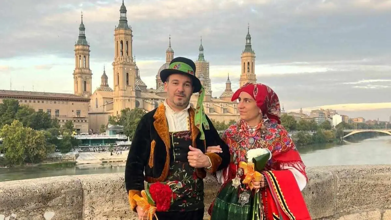León ha vuelto a hacerse sentir lejos de casa. Un grupo de leoneses, ataviados con la indumentaria tradicional de su tierra, participó este domingo en la multitudinaria ofrenda floral a la Virgen del Pilar. El alcalde de León, José Antonio Diez, ha publicado las singulares imágenes de esta cita llena de tradición.