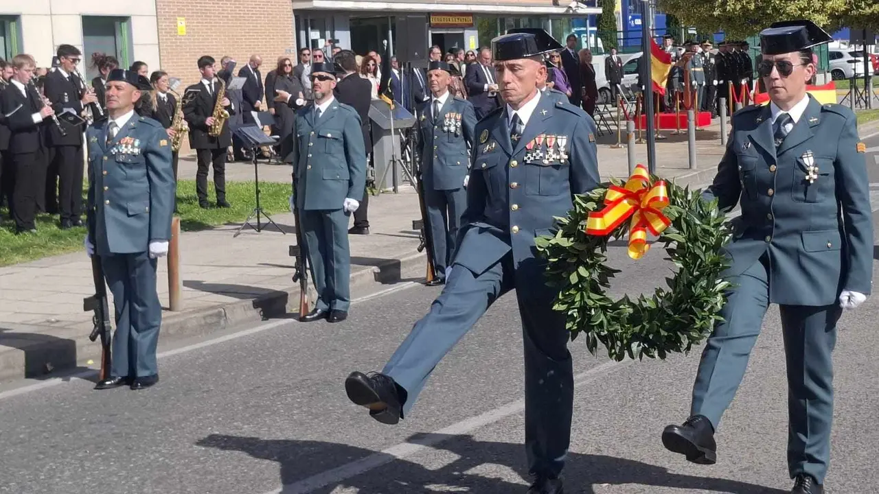 La Guardia Civil de Ponferrada celebra el Día del Pilar con emoción y reconocimiento a su labor. Ocho condecoraciones y un homenaje a los compañeros fallecidos marcaron el acto presidido por el subdelegado del Gobierno en León, Héctor Alaiz Moretón.