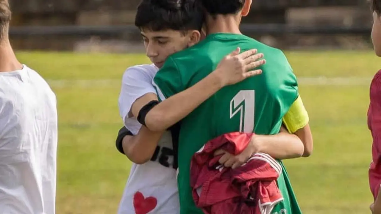 El CD Fabero se vuelca con su compañero Asier tras la pérdida de su padre. El equipo cadete mostró su apoyo al joven portero saltando al campo con camisetas con el mensaje 'Fuerza Asier' y un emotivo corazón rojo en la camiseta. Fotos: Luisfer Iglesias Photography