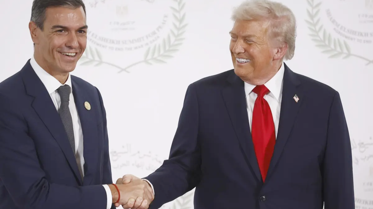 Pedro Sánchez, en la imagen junto a Donald Trump, abandona Egipto para desplazarse a Ponferrada.