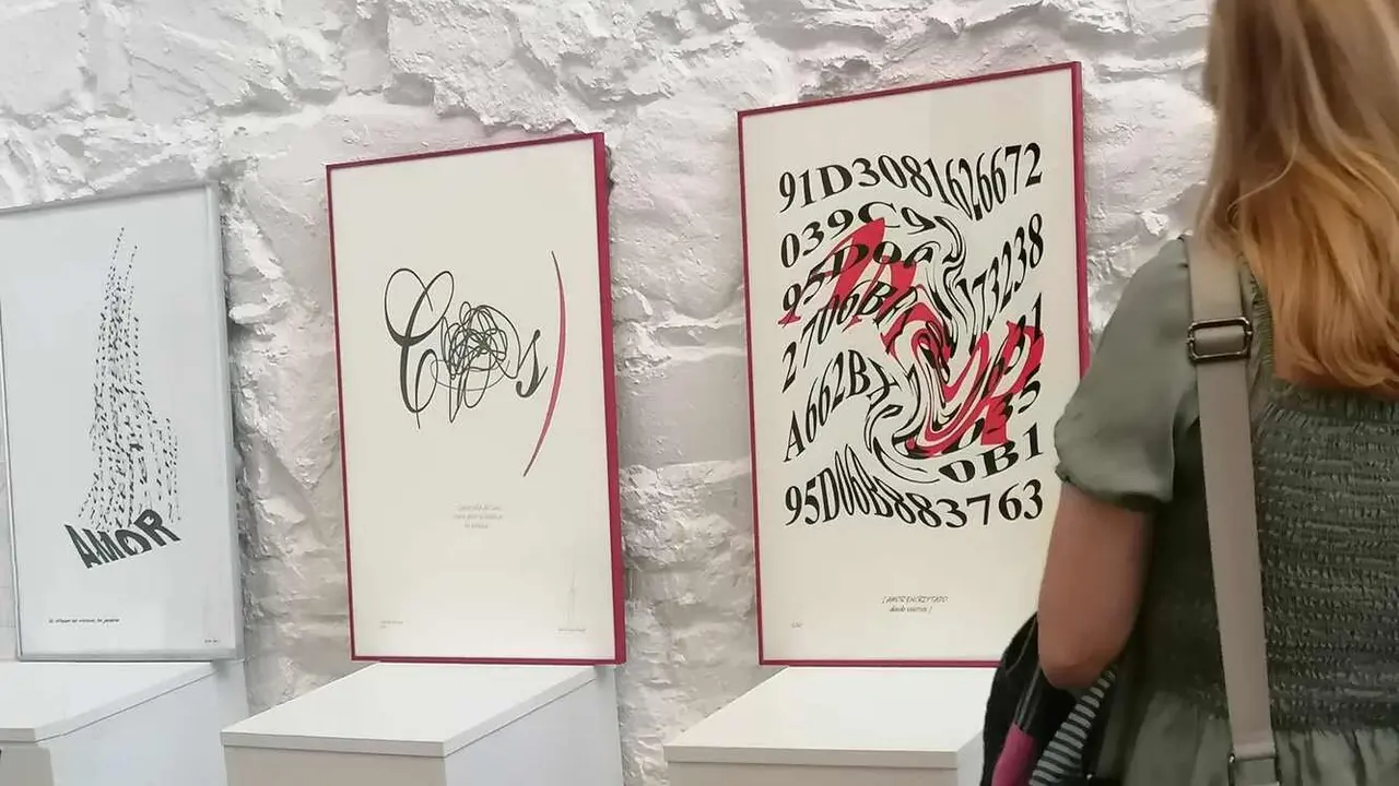 Hasta el próximo mes de enero, la 'Casa de la Poesía - Archivo Museo Antonio Colinas' de La Bañeza se convierte en el lienzo y soporte para la obra de uno de los creadores más representativos de la poesía visual en España: Gustavo Vega Mansilla.