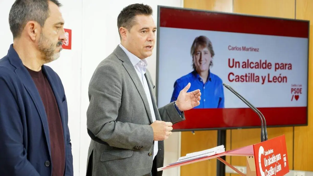 El secretario de Organización del PSOECyL, Daniel de la Rosa, y el adjunto a Organización del PSOECyL, Javier Muñoz, presentan la campaña ‘Un alcalde para Castilla y León’.