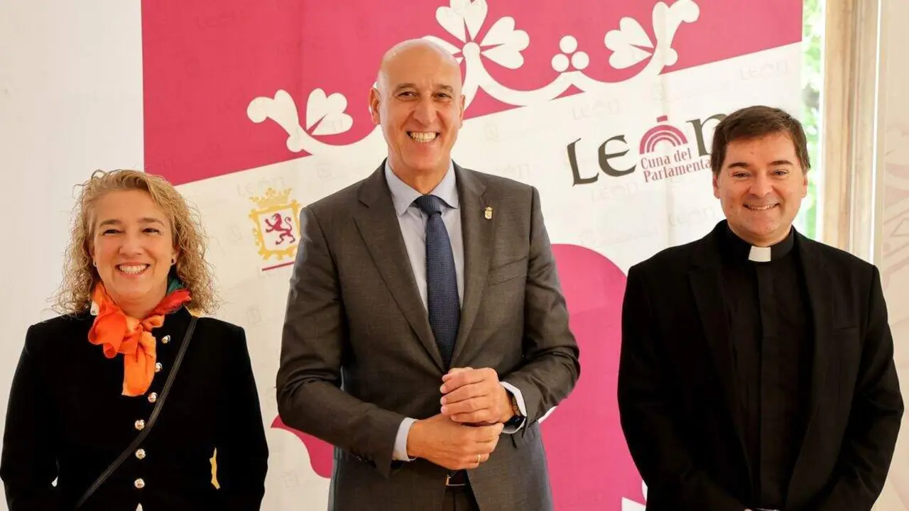El alcalde de León, José Antonio Diez, y el abad de la Colegiata de San Isidoro, Luis García, ofrecen una rueda de prensa.