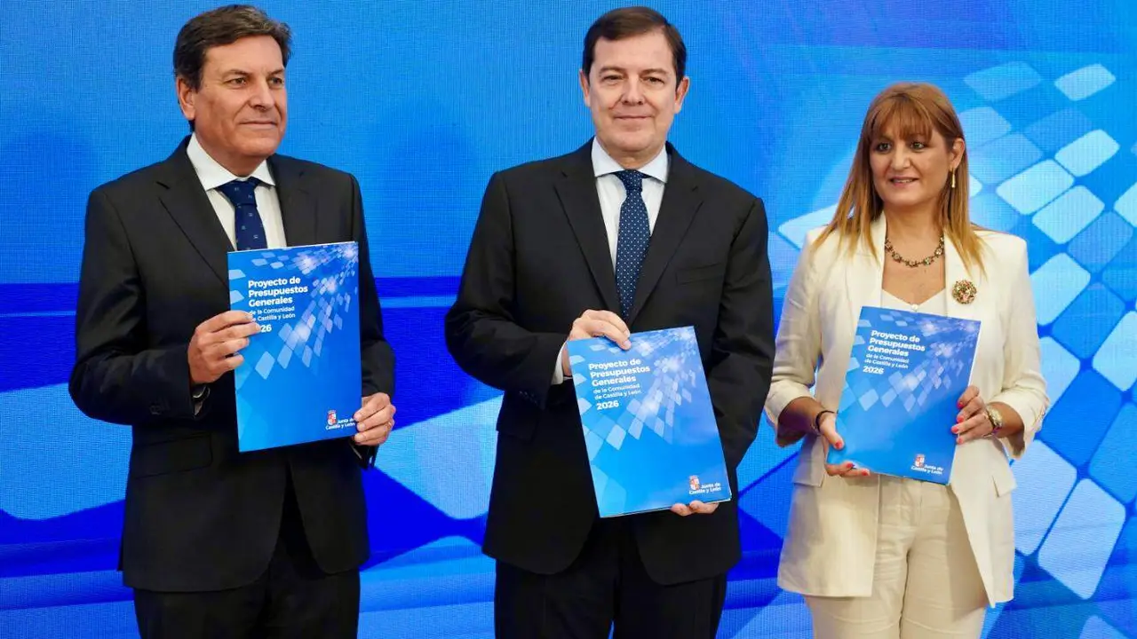 El presidente de la Junta de Castilla y León, Alfonso Fernández Mañueco, comparece en rueda de prensa para presentar el proyecto de Ley de Presupuestos Generales de la Comunidad de Castilla y León para el año 2026. Foto: Letizia Pérez