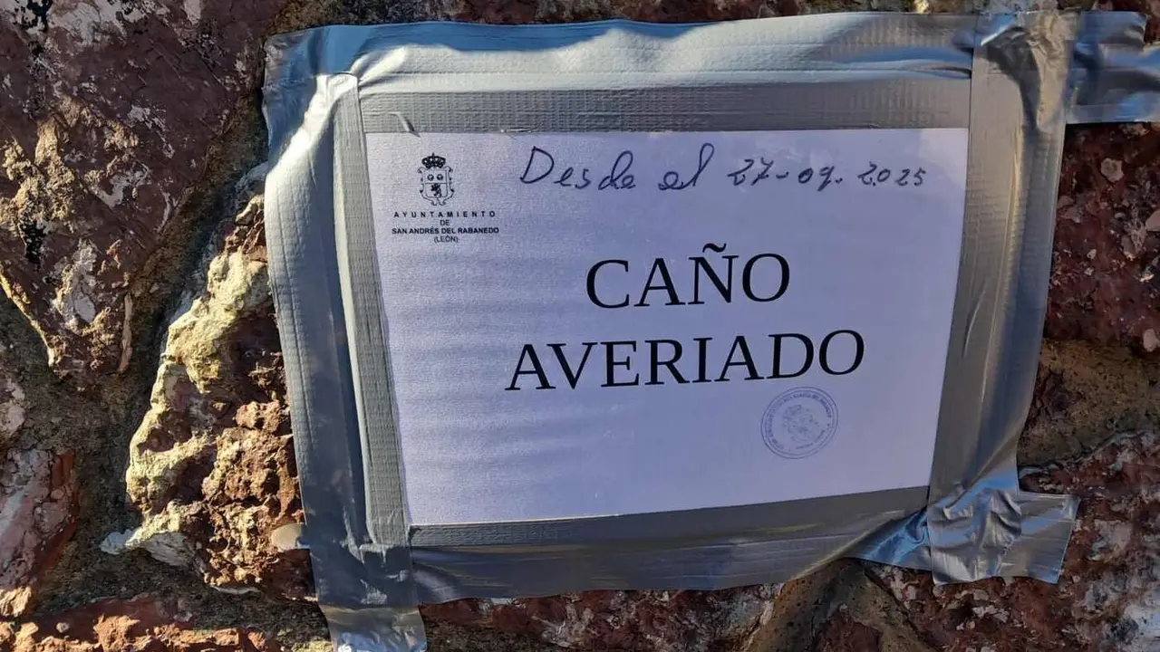 Imagen del cartel del caño averiado.