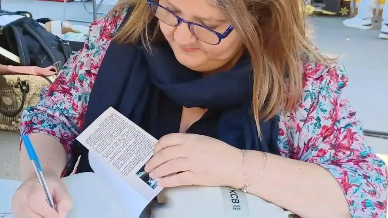 La escritora leonesa Rosa María Reis durante una firma de libros.