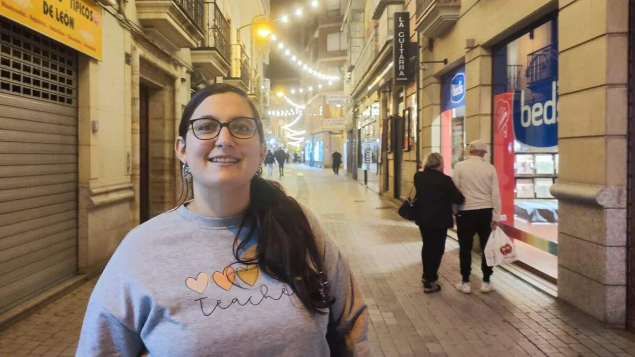 La educadora leonesa Chelo Fernández, en Astorga, donde reside hace nueve años. Foto: D.P.